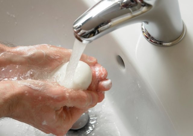 В Роспотребнадзоре заявили, что обычное мыло не хуже антибактериального