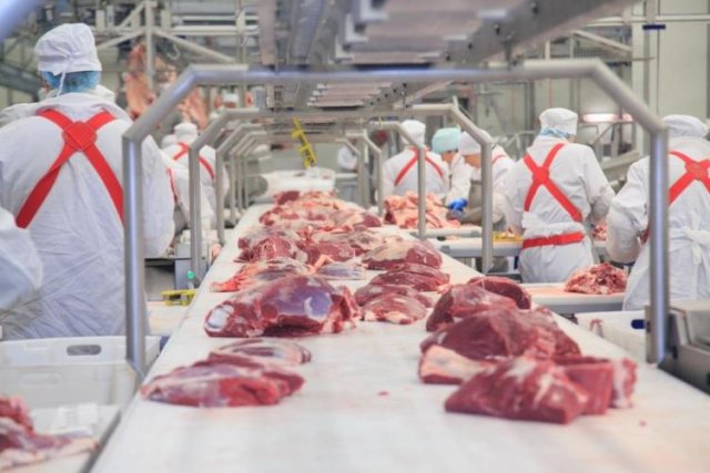 Сотрудники крупнейшего мясокомбината в США ушли на карантин