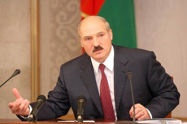 Лукашенко заявил, что не намерен отменять парад Победы