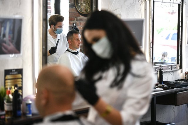 Парикмахерские не будут открываться в Москве в ближайшее время
