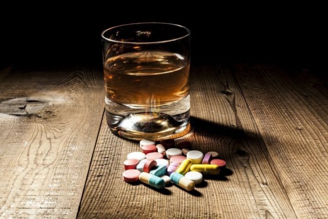 Об опасности употребления алкоголя с лекарствами напомнили врачи