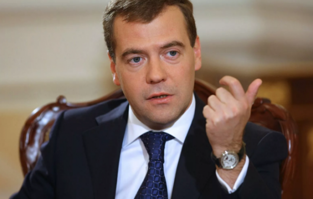 Медведев отметил, что самоизоляция негативно сказывается на каждом