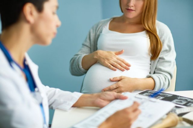 Вероятность передачи коронавируса от матери ребенку при беременности исключил врач