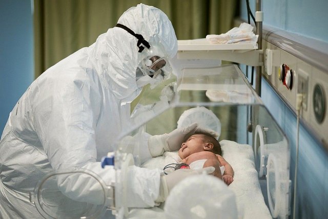 Врачи из Японии считают, что медицинские маски опасны для младенцев