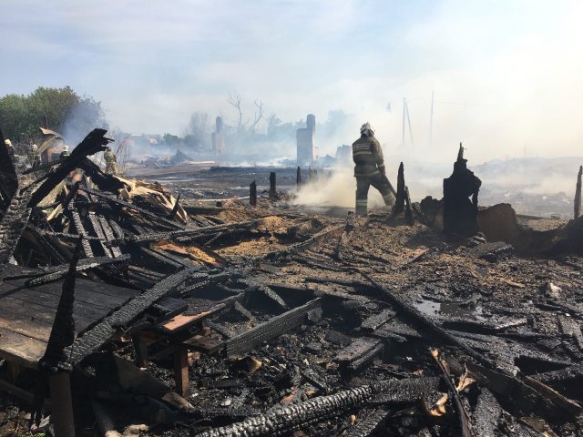 Масштабный пожар произошел в цыганском посёлке Самарской области
