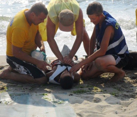 Ребёнок в возрасте 8 лет погиб, после того, как братья закопали его в песок во время игры