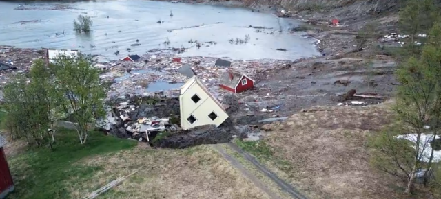 Оползень произошёл в Норвегии и унёс 8 жилых домов в море
