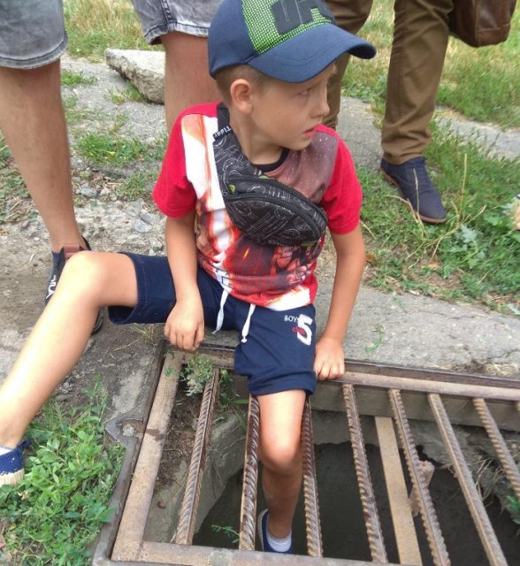 В Сочи ребенок застрял в решётке и не смог выбраться без помощи спасателей