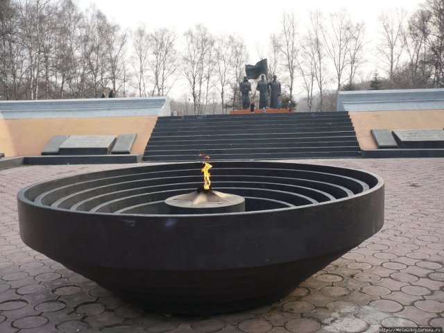 Житель Приморского края решил принять солнечные ванны в чаше мемориала