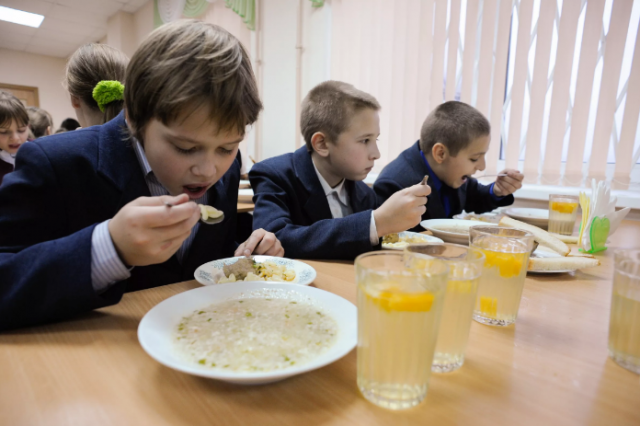 В Роспотребнадзоре потребовали обеспечить горячим питанием учеников школ вторых смен