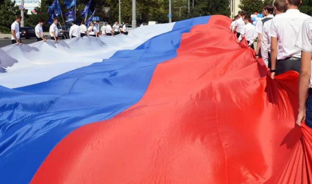 В честь Дня России в Тель-Авиве развернули российский флаг