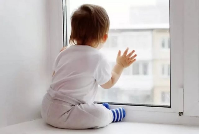 Трехлетний ребёнок выпал из окна в Иркутской области