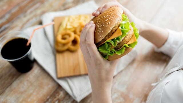Эксперты рассказали о том, как побороть зависимость от вредной пищи