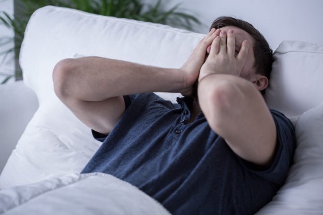 Эксперты рассказали, что причиной недосыпа может стать недостаток жидкости в организме