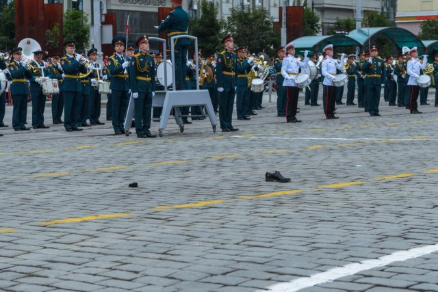 Девушку, которая потеряла туфлю во время парада Победы, наградят в Калининграде