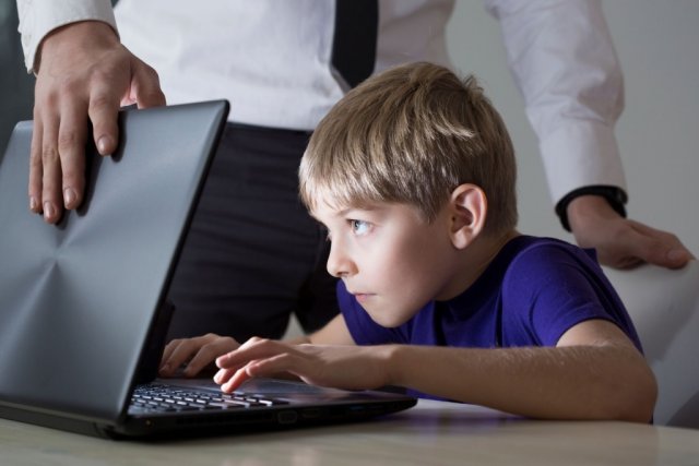 Учёные рассказали, к чему может приводить зависимость от интернета для детей