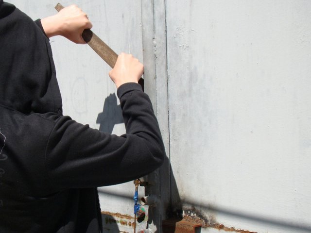 Двух жителей Омска обвиняют в хищении металлических гаражных ворот