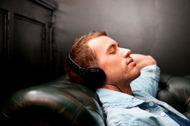 Врачи предупредили, что прослушивание громкой музыки в наушниках может привести к проблемам со слухом