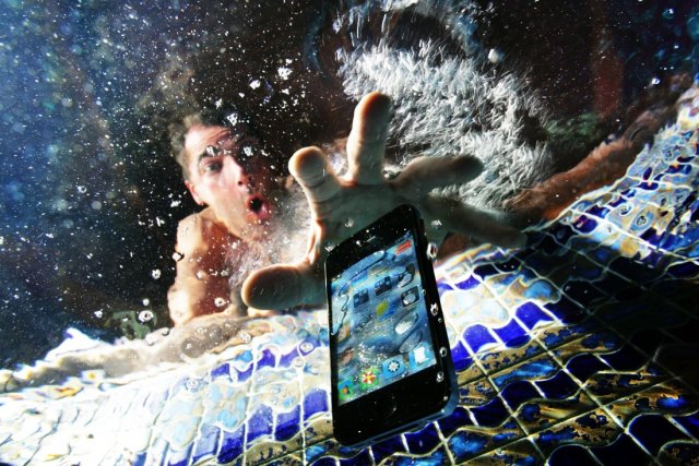 Эксперт рассказал, что делать со смартфоном, упавшим в воду