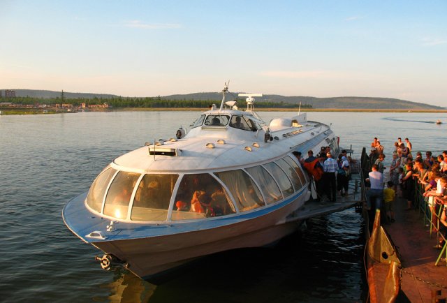 Житель Иркутской области пропал, спрыгнув в воду с катера