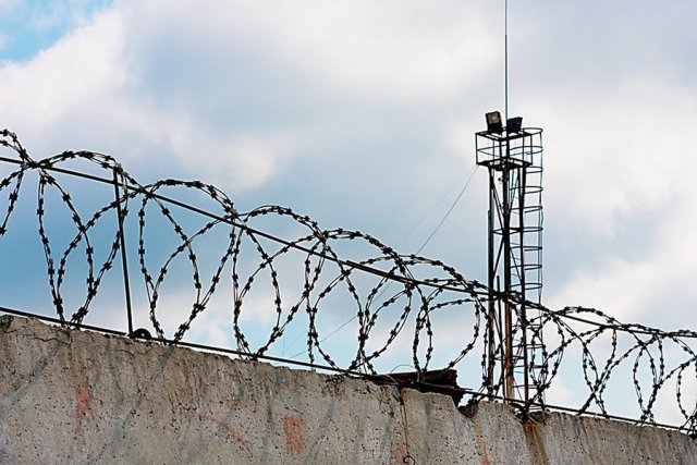 Заключённая колонии в Саратовской области пострадала, выпав из окна