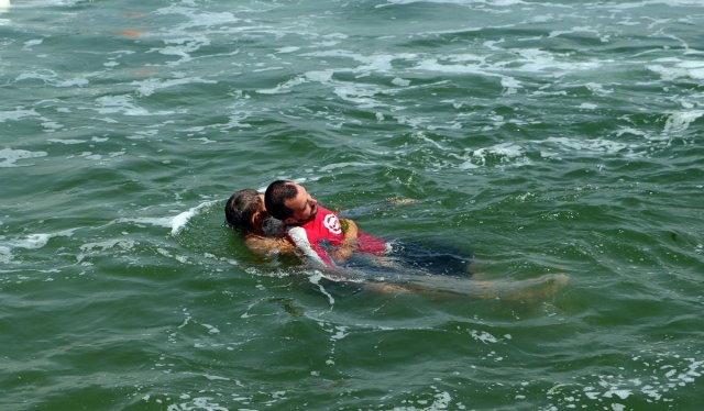 Два человек в Приморском крае погибли во время купания из-за сильной волны