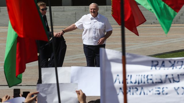 Жители Белоруссии разделились на тех, кто поддерживает Александра Лукашенко, и тех, кто против