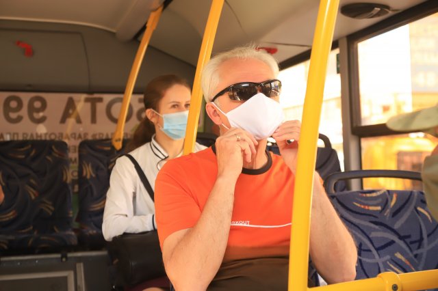 Кондуктор из Новокузнецка устроил конфликт с пассажиром в автобусе