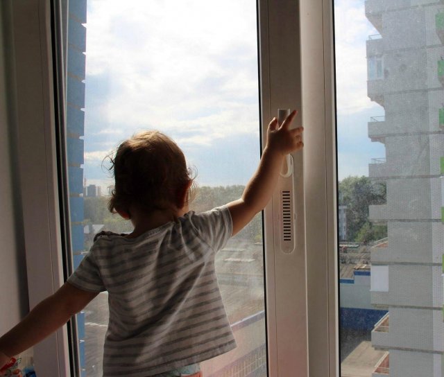 Ребёнок в возрасте трёх лет упал с 5 этажа в Москве и выжил