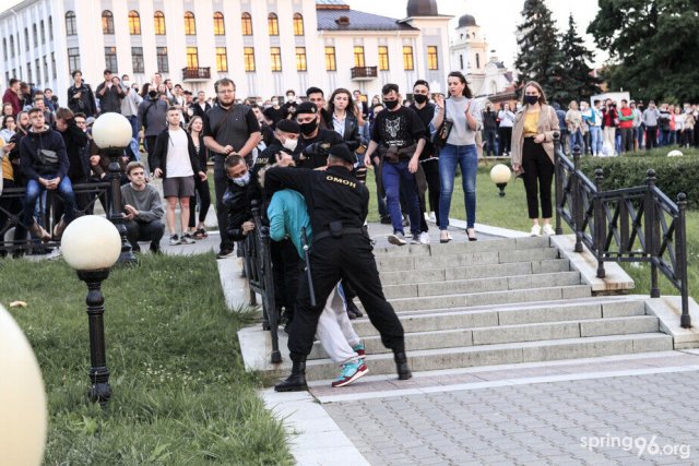 Массовые задержания проводятся в Минске на площади Независимости