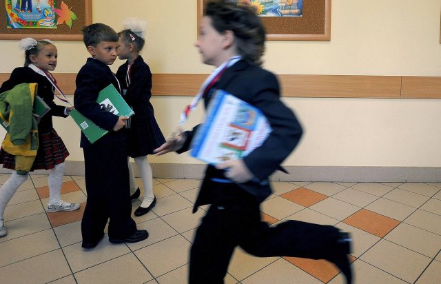 В школах России было решено отменить единый школьный звонок