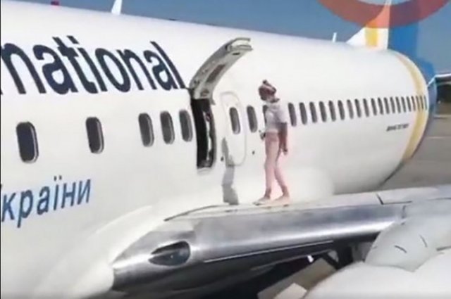 Женщина, устроившая прогулку по крылу самолёта, попала в «чёрный список» пассажиров