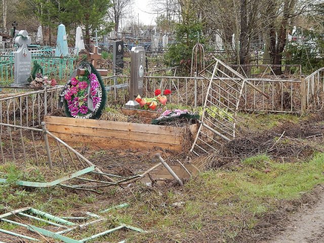 Несовершеннолетние в Костромской области сломали ограду на могиле в попытках украсть конфеты