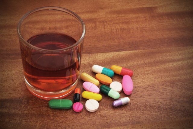 Ряд продуктов и напитков, которые не рекомендуется употреблять в день приёма лекарственных препаратов