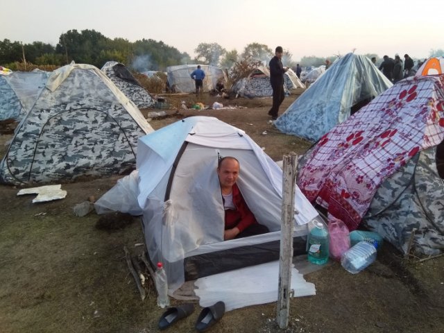 Граждане Узбекистана, которые не могут попасть домой, разбили палаточный лагерь в Самарской области