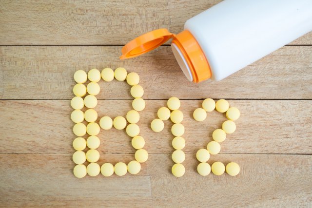 Врачи перечислили ранние признаки дефицита витамина В12