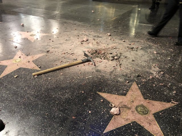 Неизвестный в костюме Халка разбил звезду Трампа на голливудской Аллее славы