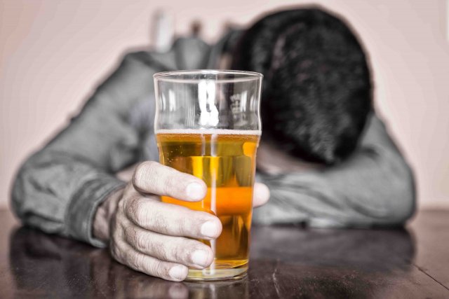 Нарколог рассказал о зависимости от алкоголя среди пожилых мужчин в России