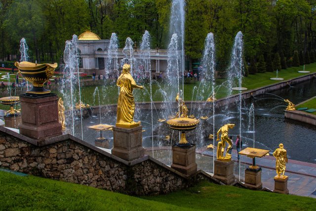 На фоне тёплой погоды в Санкт-Петербурге продлён сезон работы фонтанов