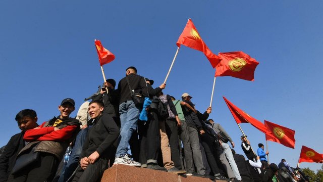 Министра внутренних дел Киргизии обвинили в побеге из-за общественных беспорядков