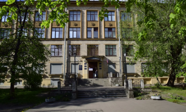 Ученик 8 класса выпал из окна школы в Санкт-Петербурге