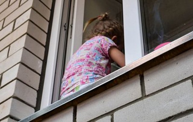 Девочка в возрасте 6 лет пострадала при падении из окна в Петрозаводске