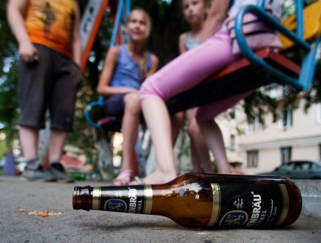 На детской площадке в Апатитах была найдена несовершеннолетняя в состоянии алкогольного опьянения