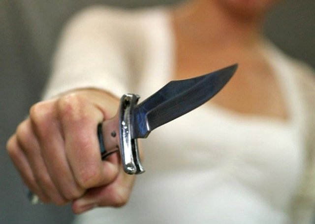 В Москве женщина нанесла ранение ножом мужчине на остановке