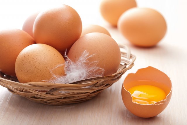 По каким причинам яйца могут быть вредны, и почему их не нужно есть сырыми