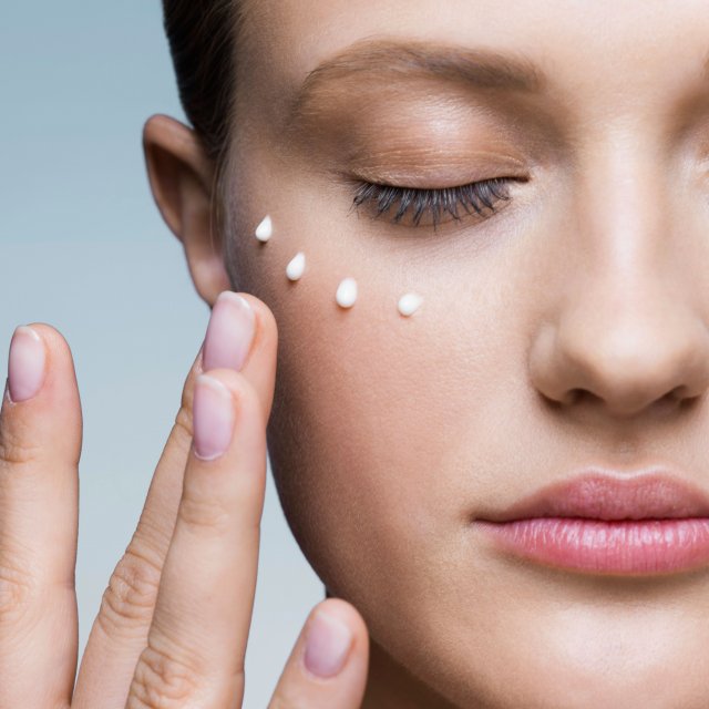 В Минздраве дали рекомендации по уходу за кожей лица осенью