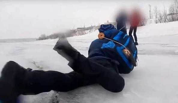 Школьник в Пермском крае спас школьниц, провалившихся под лёд