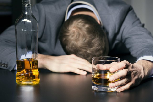 Нарколог заявил, что в России на фоне пандемии растёт уровень алкоголизма
