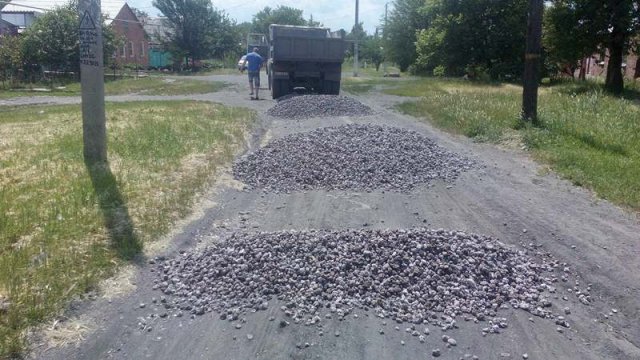 Жители Псковской области добились ремонта дороги в деревне Петелино