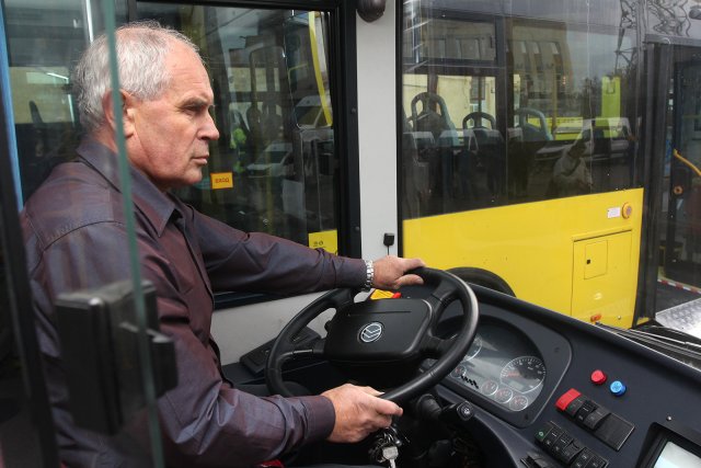 Российских водителей автобусов предлагают обязать носить противосонные браслеты